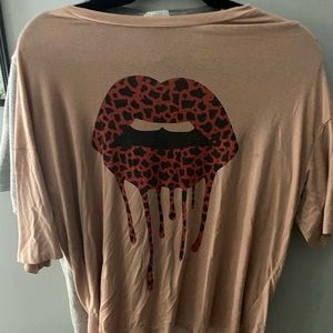 oversized lips tee very soft great material